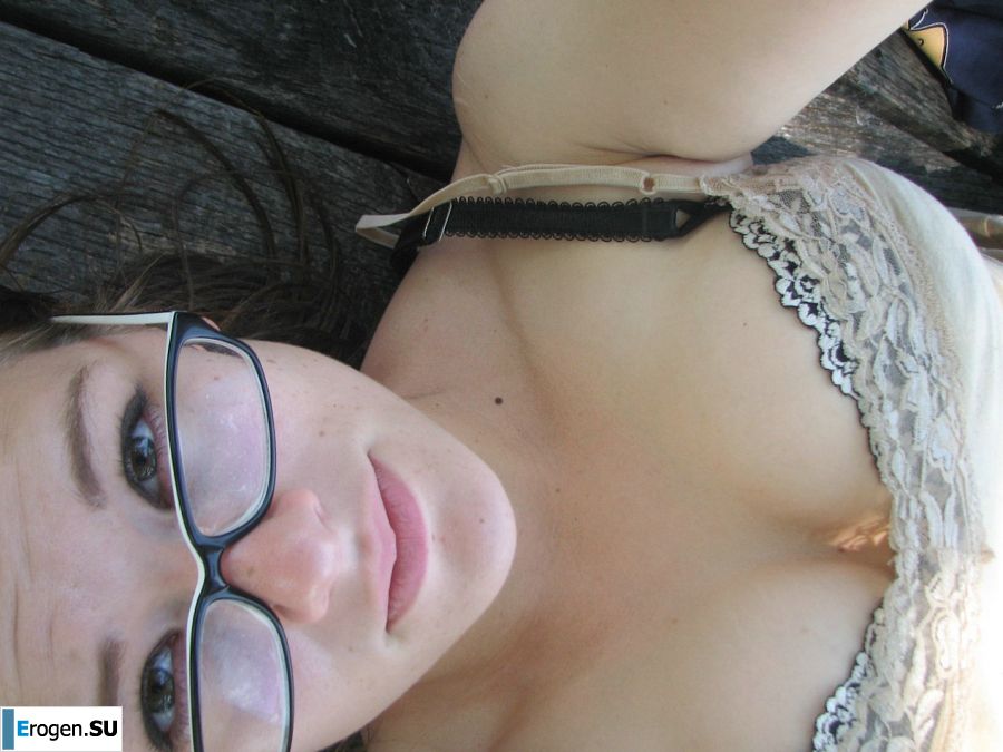 Девушка с большой грудью позирует в одежде, а потом раздевается. Фото 3