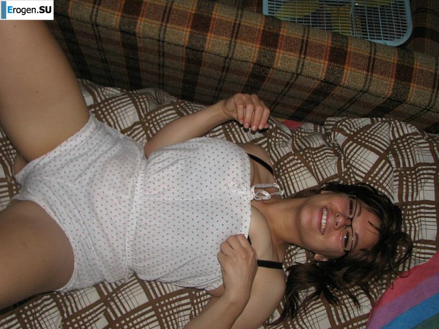 Девушка с большой грудью позирует в одежде, а потом раздевается. Фото 30