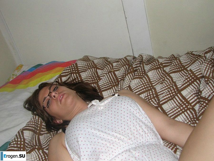 Девушка с большой грудью позирует в одежде, а потом раздевается. Фото 32