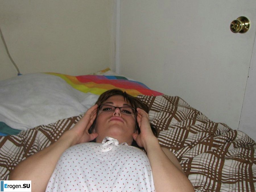 Девушка с большой грудью позирует в одежде, а потом раздевается. Фото 33