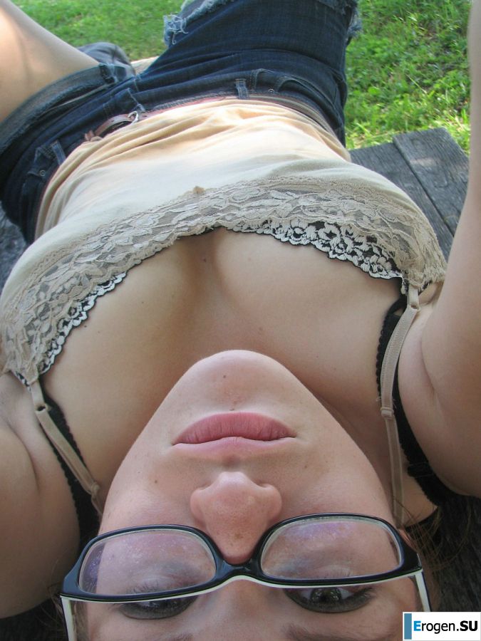 Девушка с большой грудью позирует в одежде, а потом раздевается. Фото 4