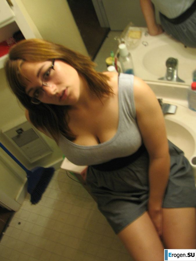 Девушка с большой грудью позирует в одежде, а потом раздевается. Фото 6