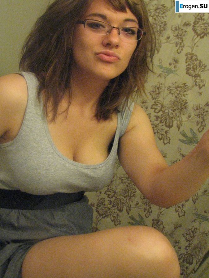 Девушка с большой грудью позирует в одежде, а потом раздевается. Фото 8