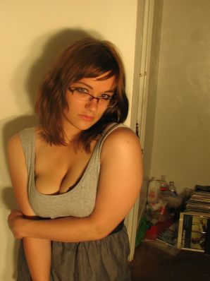 Девушка с большой грудью позирует в одежде, а потом раздевается. Эскиз 16