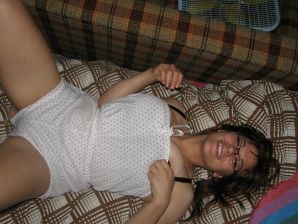 Девушка с большой грудью позирует в одежде, а потом раздевается. Эскиз 30