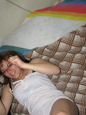 Девушка с большой грудью позирует в одежде, а потом раздевается. Эскиз 31