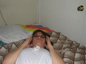 Девушка с большой грудью позирует в одежде, а потом раздевается. Эскиз 33