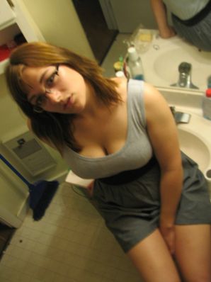 Девушка с большой грудью позирует в одежде, а потом раздевается. Эскиз 6