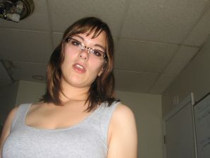 Девушка с большой грудью позирует в одежде, а потом раздевается. Эскиз 7