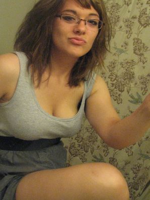 Девушка с большой грудью позирует в одежде, а потом раздевается. Эскиз 8