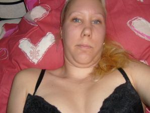 The blonde opened her labia and showed a wet vagina. Thumb 21