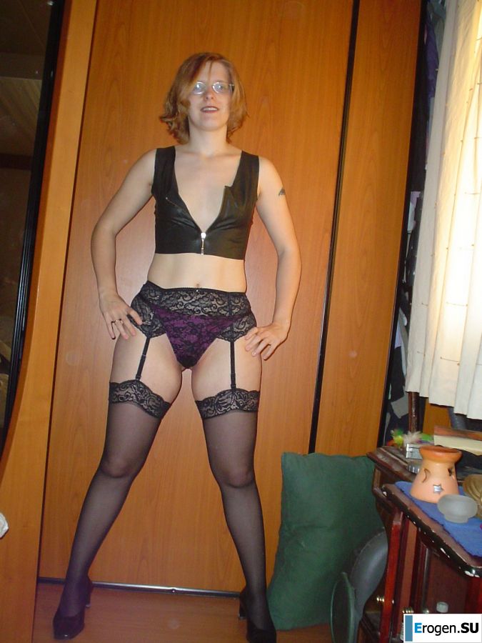 Рыжая студентка в очках раздвинула ноги в кружевных чулках и показала письку. Фото 10