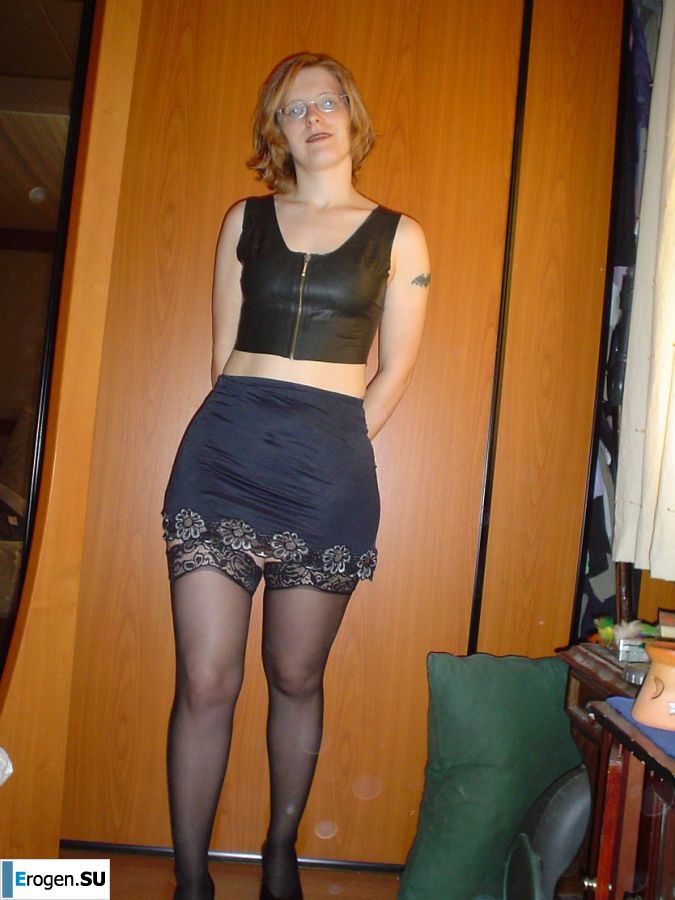 Рыжая студентка в очках раздвинула ноги в кружевных чулках и показала письку. Фото 8