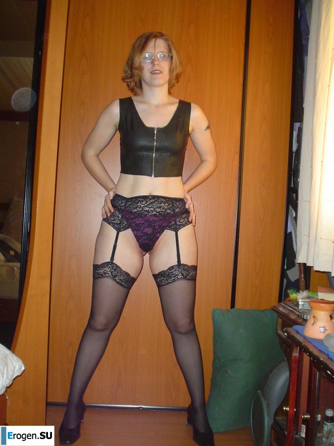 Рыжая студентка в очках раздвинула ноги в кружевных чулках и показала письку. Фото 9