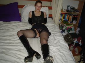 Рыжая студентка в очках раздвинула ноги в кружевных чулках и показала письку. Эскиз 22