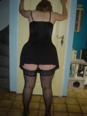 Рыжая студентка в очках раздвинула ноги в кружевных чулках и показала письку. Эскиз 31