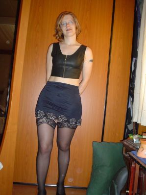 Рыжая студентка в очках раздвинула ноги в кружевных чулках и показала письку. Эскиз 8