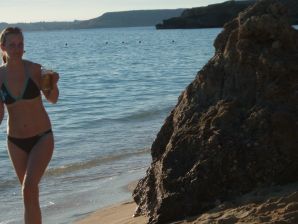 Женщина раздвигает ноги на кровати и в ванной. Часть 3. Эскиз 10