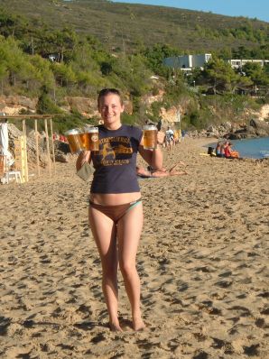 Женщина раздвигает ноги на кровати и в ванной. Часть 3. Эскиз 9