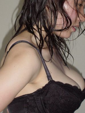 Азиатка сняла лифчик и трусики и показала мохнатку и сиськи. Эскиз 14