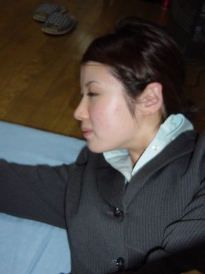 Азиатка сняла лифчик и трусики и показала мохнатку и сиськи. Эскиз 8