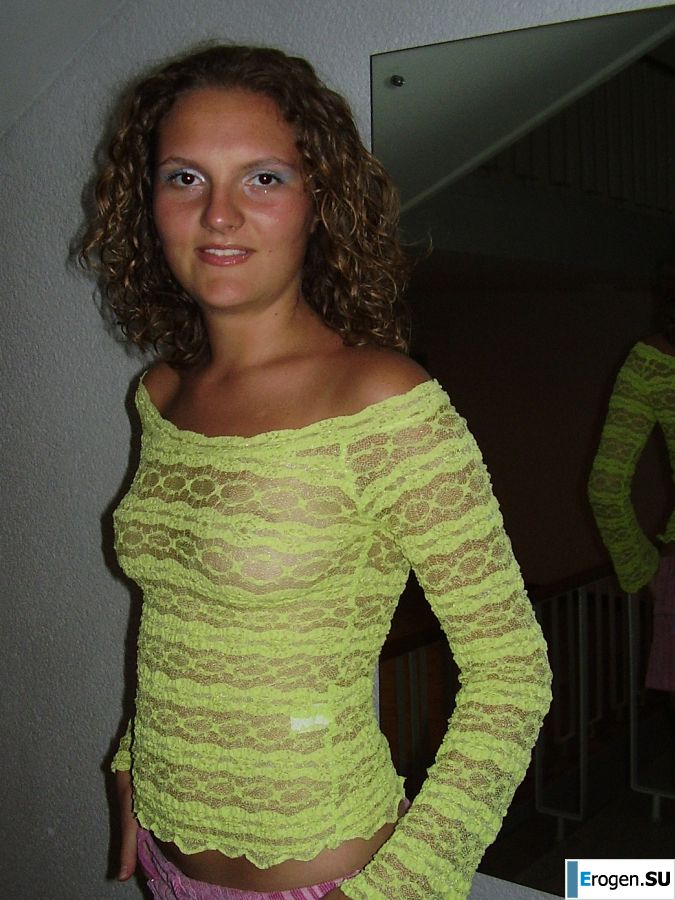 Сексуальная девушка позирует на пляже в трусиках без лифчика. Фото 6