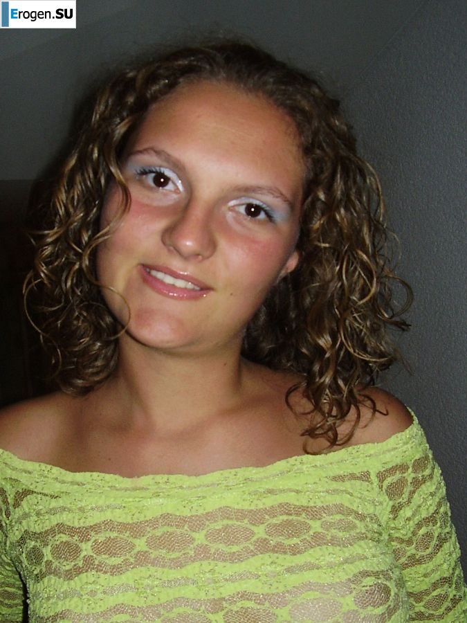 Сексуальная девушка позирует на пляже в трусиках без лифчика. Фото 7