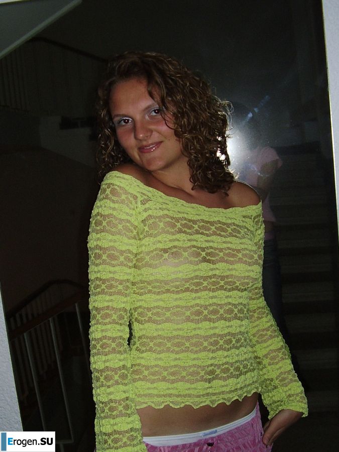 Сексуальная девушка позирует на пляже в трусиках без лифчика. Фото 8