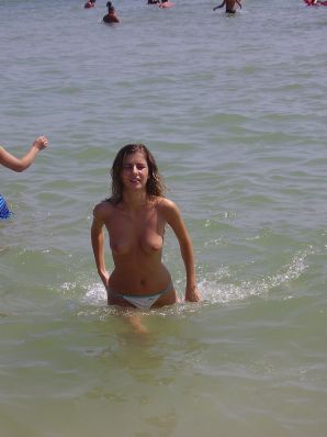 Сексуальная девушка позирует на пляже в трусиках без лифчика. Эскиз 11