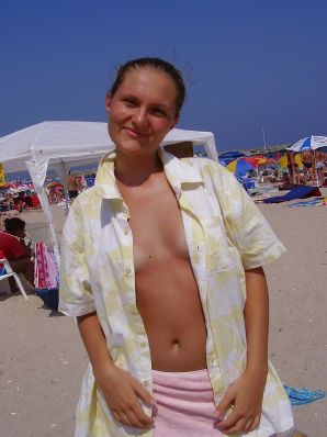 Сексуальная девушка позирует на пляже в трусиках без лифчика. Эскиз 14