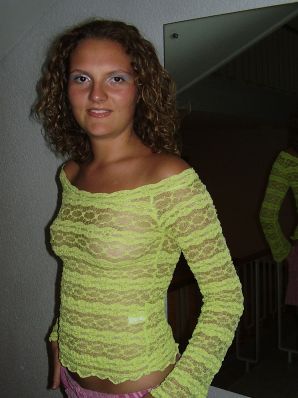 Сексуальная девушка позирует на пляже в трусиках без лифчика. Эскиз 6