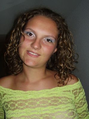 Сексуальная девушка позирует на пляже в трусиках без лифчика. Эскиз 7