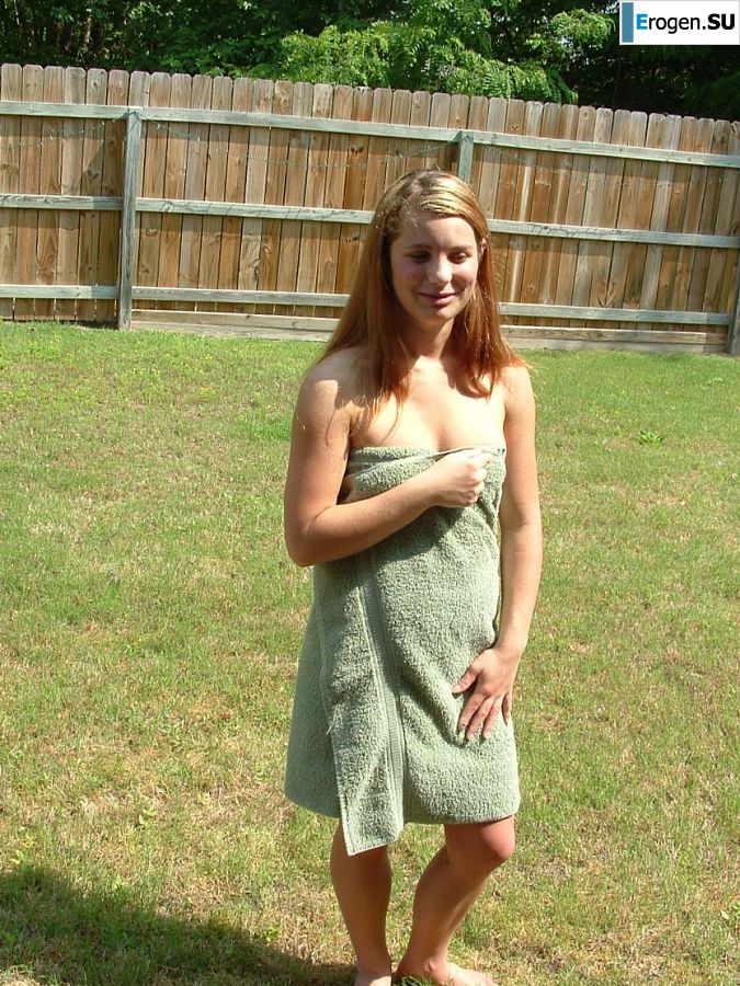 A blonde with a beautiful figure poses naked on the lawn. Photo 13