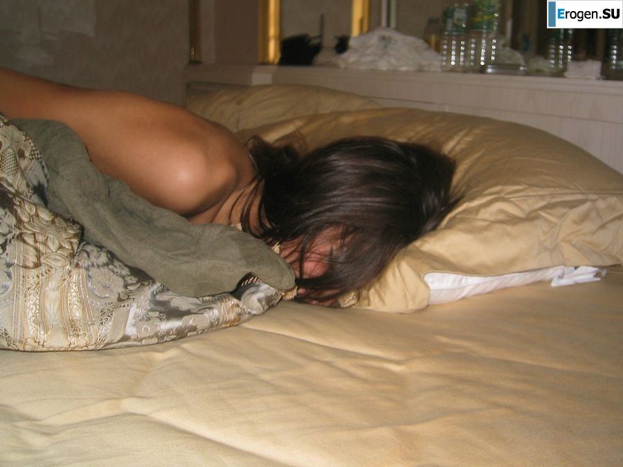 Восточная малышка развлекается со своим парнем голая. Фото 33