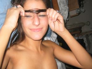 Восточная малышка развлекается со своим парнем голая. Эскиз 22