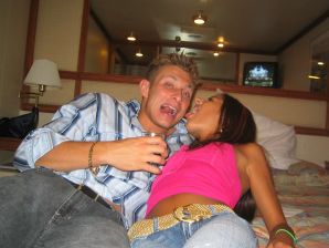 Восточная малышка развлекается со своим парнем голая. Эскиз 36