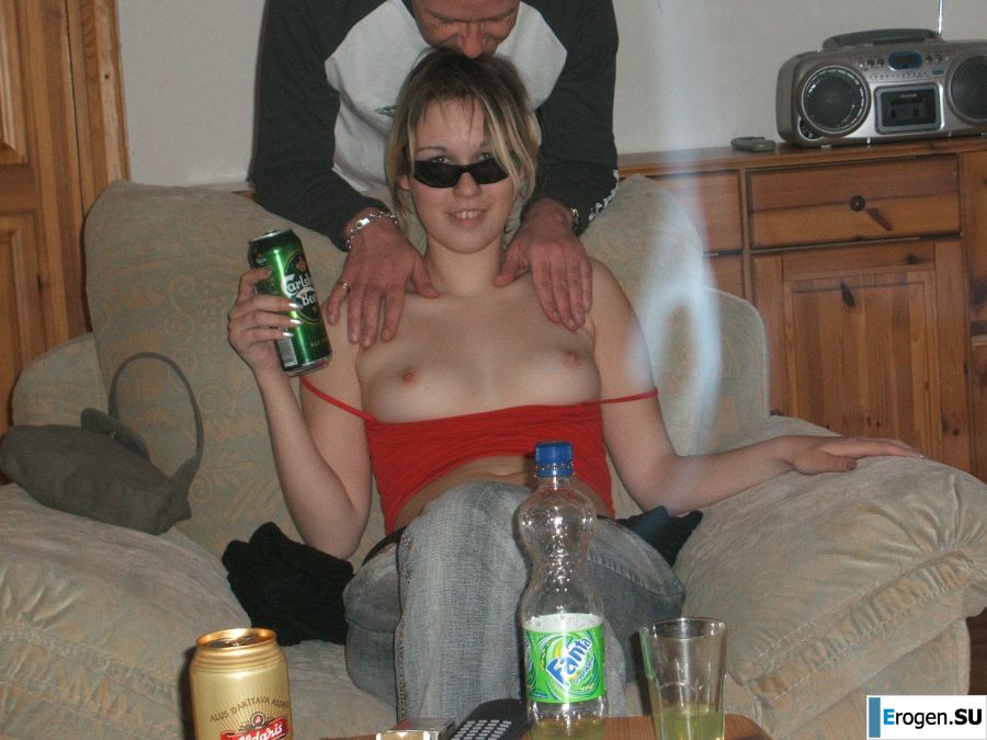 Блондинка с тонкой талией позирует в очках и красных трусиках. Фото 17