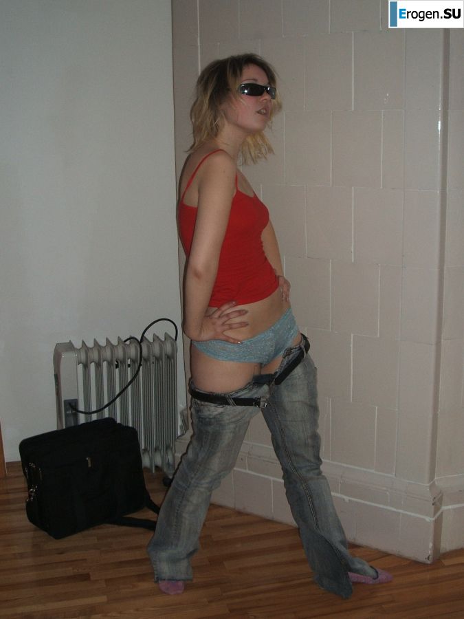 Блондинка с тонкой талией позирует в очках и красных трусиках. Фото 18