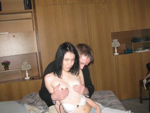 Блондинка с тонкой талией позирует в очках и красных трусиках. Эскиз 37