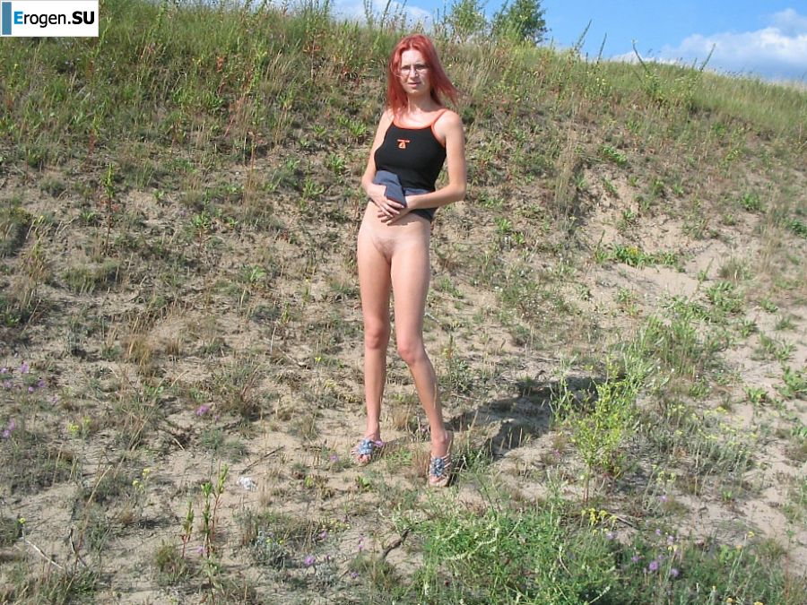 Рыжая красавица с бритой киской позирует в одной кофте. Фото 27