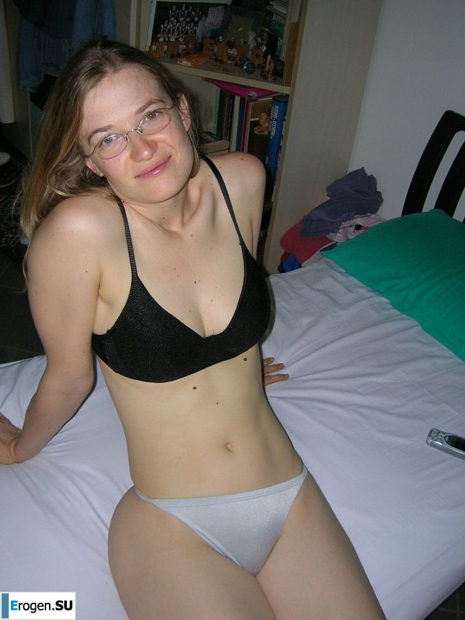 Tall blonde with wide hips undressed at home and showed boobs. Photo 14