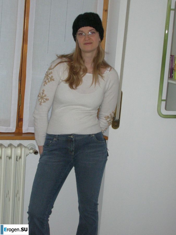 Tall blonde with wide hips undressed at home and showed boobs. Photo 16