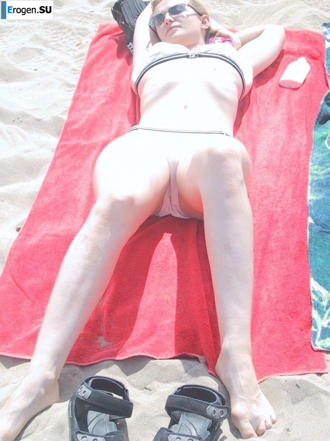 Tall blonde with wide hips undressed at home and showed boobs. Photo 24