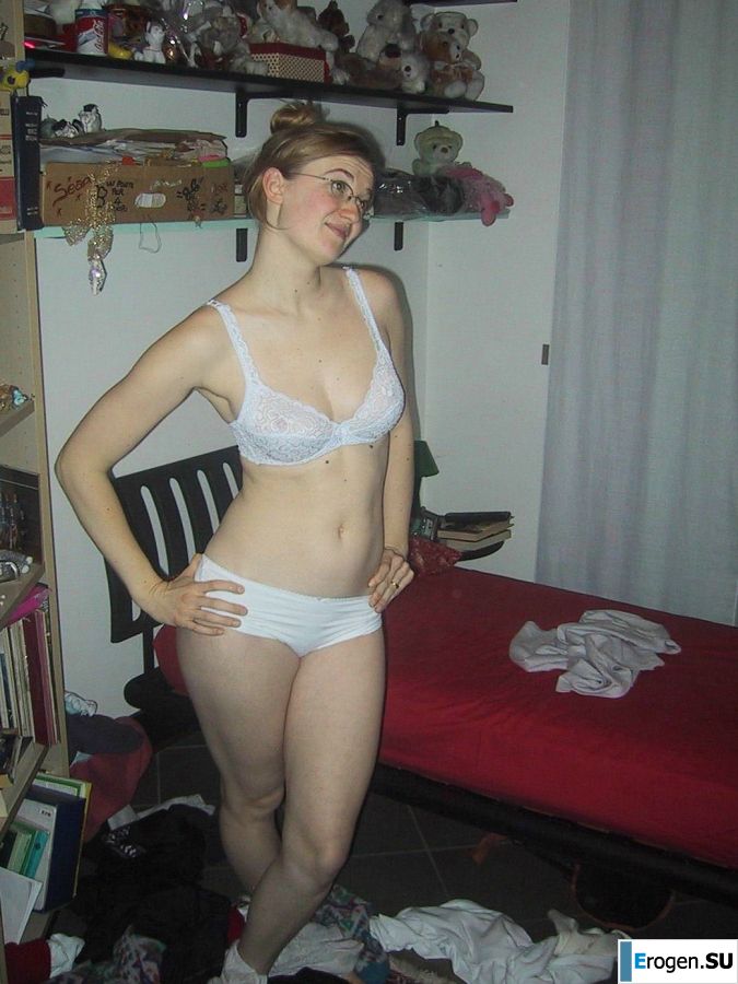 Tall blonde with wide hips undressed at home and showed boobs. Photo 25