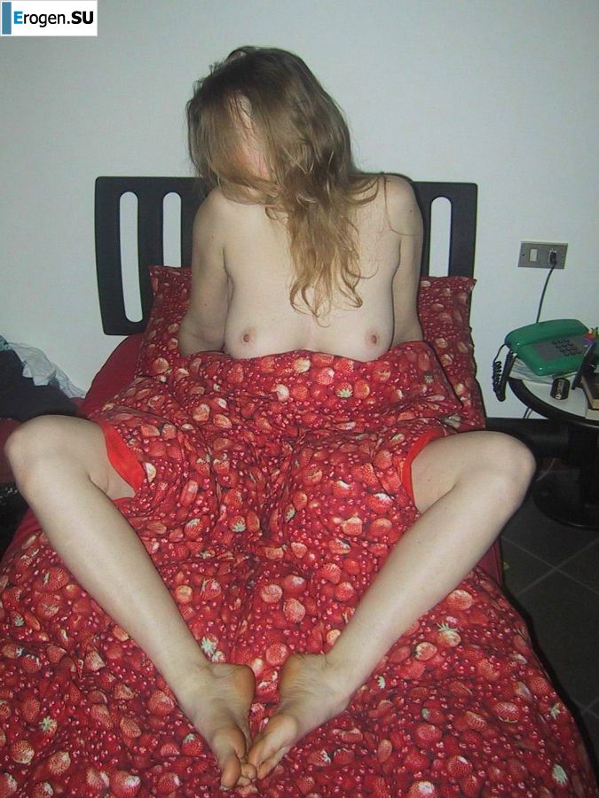 Tall blonde with wide hips undressed at home and showed boobs. Photo 26