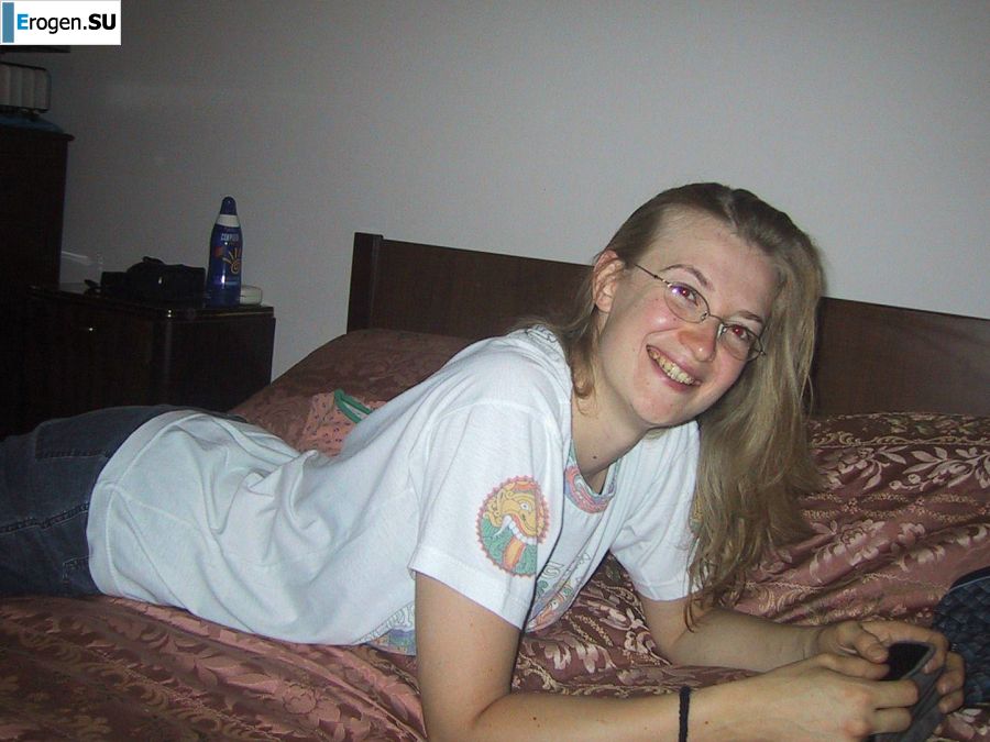 Tall blonde with wide hips undressed at home and showed boobs. Photo 32