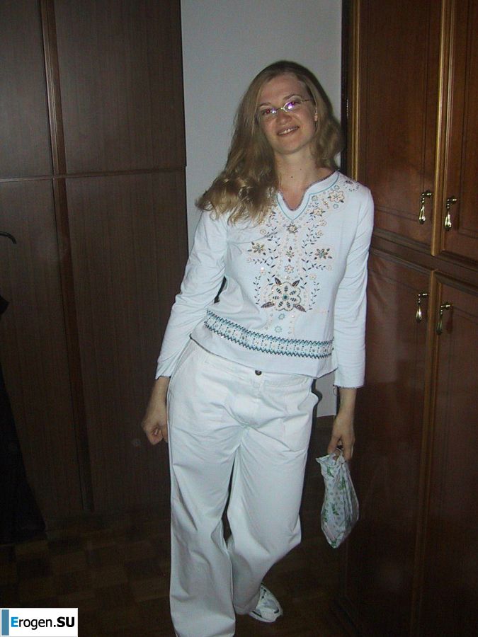 Tall blonde with wide hips undressed at home and showed boobs. Photo 34