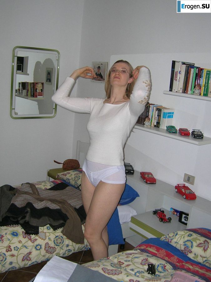 Tall blonde with wide hips undressed at home and showed boobs. Photo 36