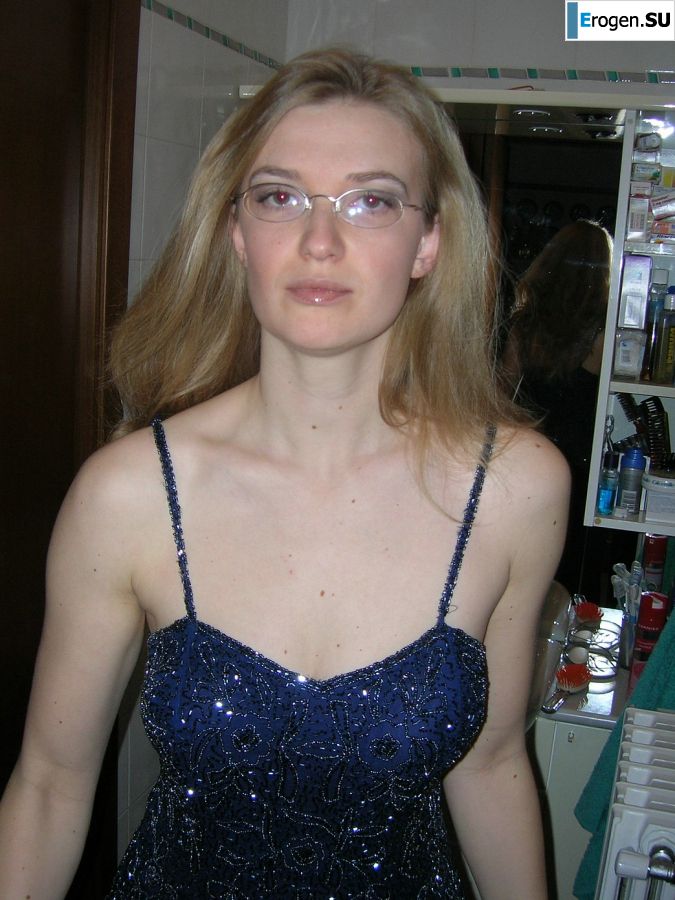 Tall blonde with wide hips undressed at home and showed boobs. Photo 39