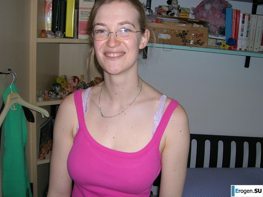 Tall blonde with wide hips undressed at home and showed boobs. Photo 40